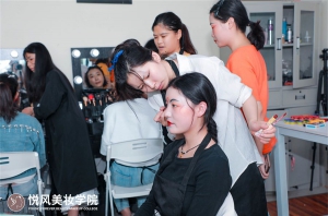 从技术到就业全方位领先！悦风美妆学院获行业大咖力荐
