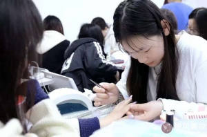 悦风美妆学院一线化妆师手把手教学，打造专业美妆人才